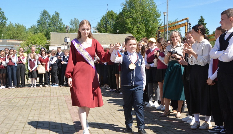 Для 38 выпускников Ерденевской школы прозвучал последний звонок