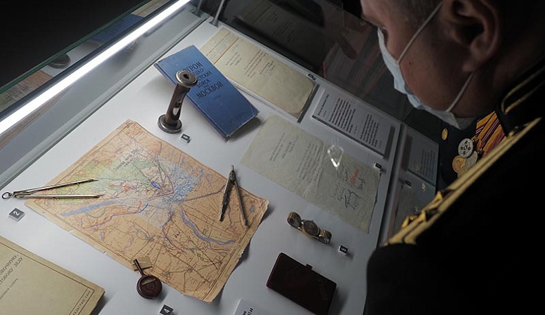 Записная книжка Жукова. На страничке видны телефоны Буденного и Булганина