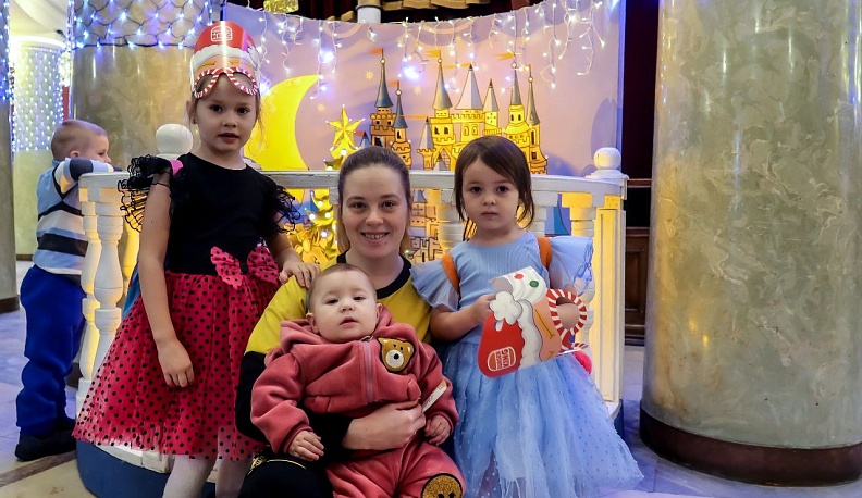 В Калужской области детям участников СВО вручают новогодние подарки