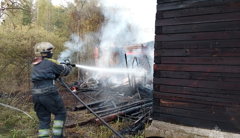 В одной из деревень Жуковского района сгорела хозпостройка