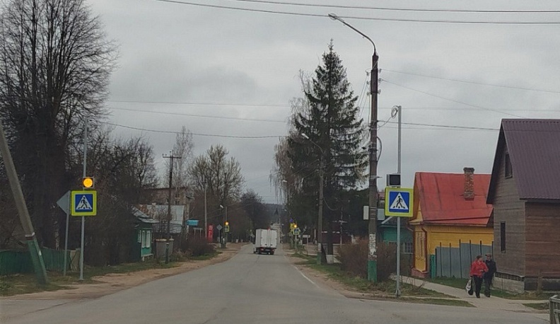 В Мосальске обновили пешеходные переходы и установили светофоры