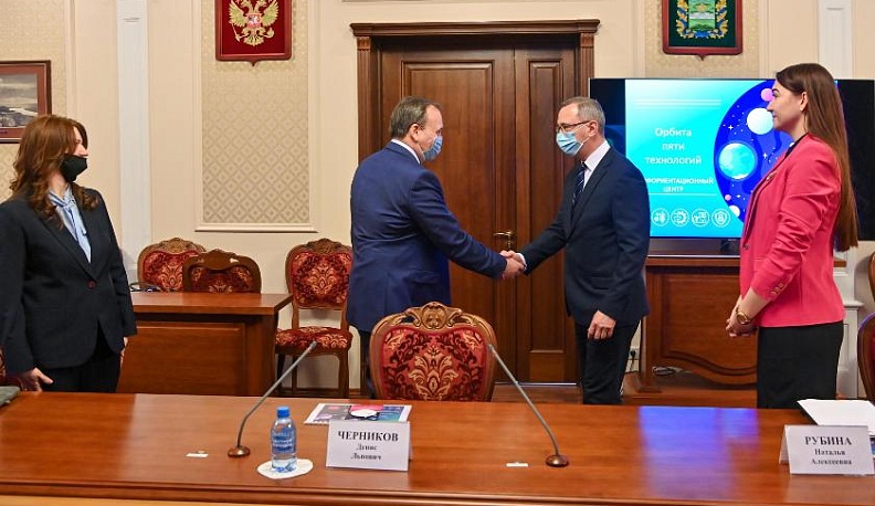 Владислав Шапша поддержал идею создания в регионе центра ранней профориентации школьников