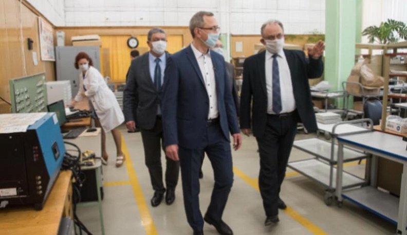 Владислав Шапша ознакомился с организацией производства и социальной поддержки работников АО «КНИИТМУ»