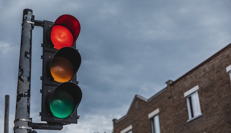 Калужские водители остались недовольны установкой нового светофора на выезде из деревни Белая