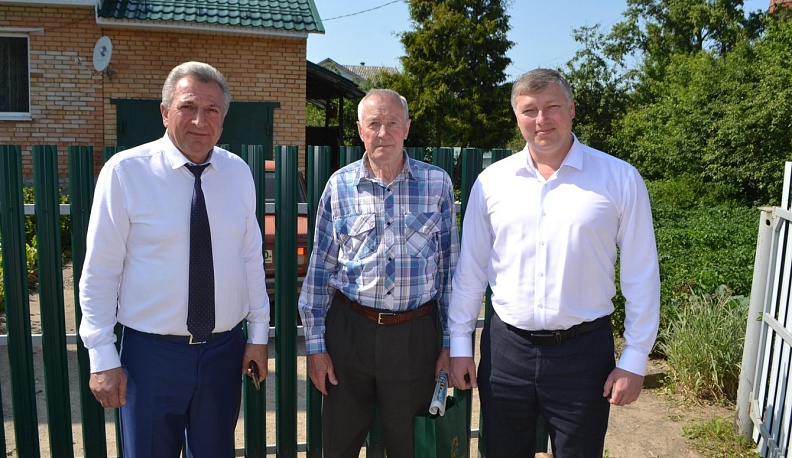 В Дзержинском районе в честь 94-летия со дня образования чествовали почётных граждан