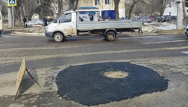 Канализационный колодец отремонтировали в Калуге после обращения в интернете