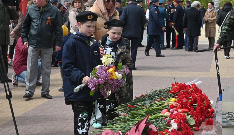Калужане почтили память героев Великой Отечественной войны у Могилы Неизвестного Cолдата 