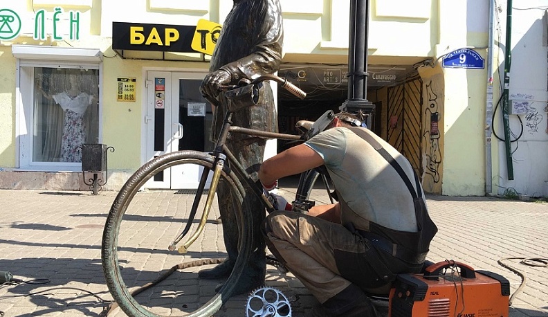В Калуге восстановили скульптуру Циолковского, разграбленную вандалами