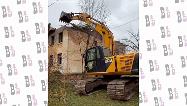 В Калуге сносят один аварийный дом