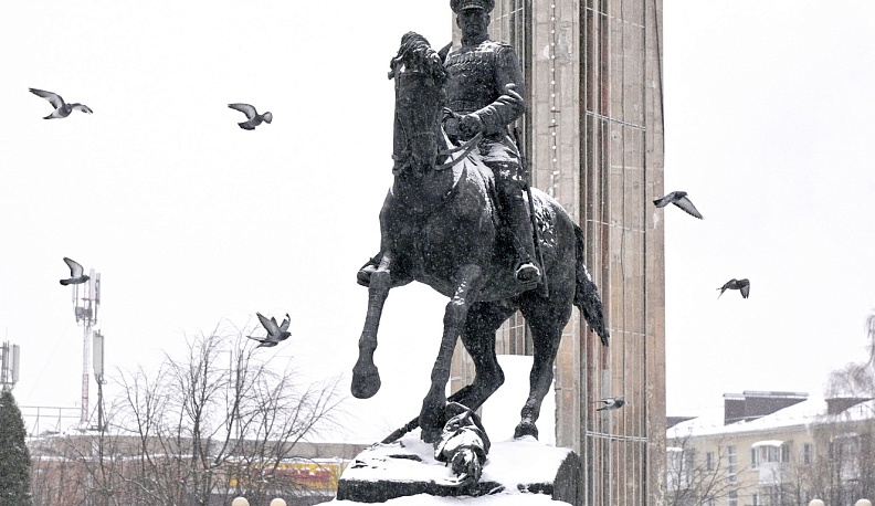 В Калуге возложили цветы к памятнику Маршала Победы Георгия Жукова
