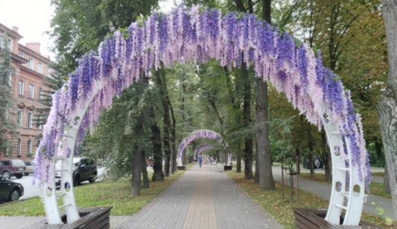 В Калуге арки на Золотой аллее украсили искусственными цветами
