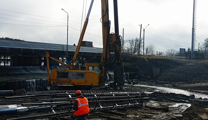 В Людинове залили первую сваю опоры нового моста