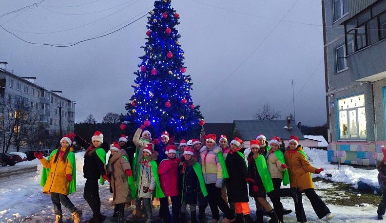 В Калужской области продолжают открываться новогодние ёлки