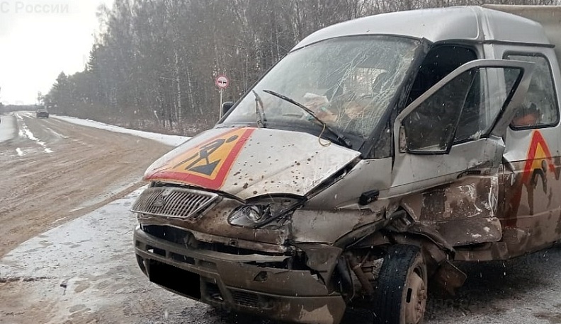 Два служебных автомобиля столкнулись в Калужской области