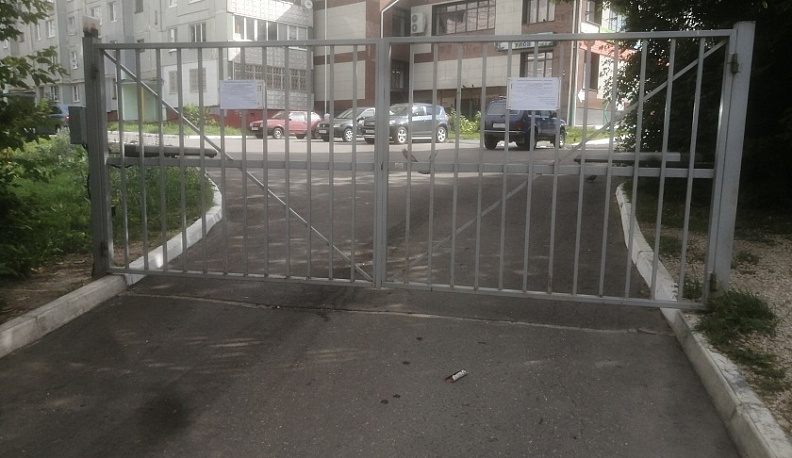 Власти Калуги ищут владельца металлических ворот на улице Маяковского