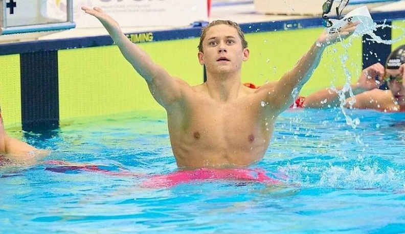 Владислав Шапша отметил успехи калужского пловца на соревнованиях в Европе