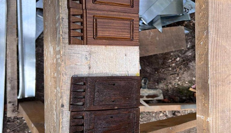 В Калуге реставраторы восстановили деревянную дверь на одном из исторических домов