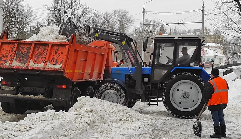 В Калуге для уборки снега привлечено со стороны около 100 единиц техники