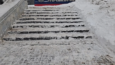 Лестницу очистили от снега по просьбе жителя Калуги
