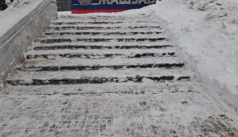 Лестницу очистили от снега по просьбе жителя Калуги