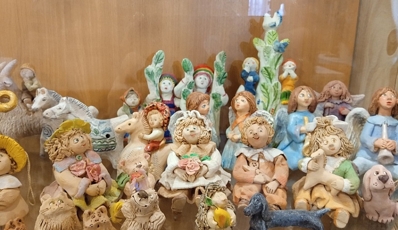 В калужском Доме мастеров представили выставку керамики «Вокруг Древа жизни»