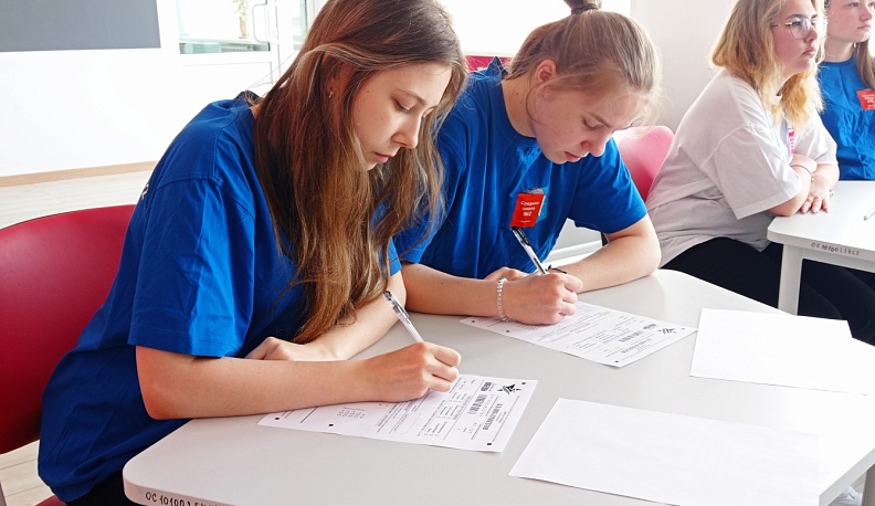 Людиновцы написали Диктант Победы