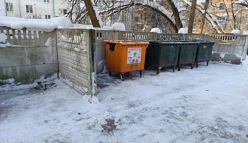 В Калуге продолжают решать проблему с переполненными контейнерными площадками