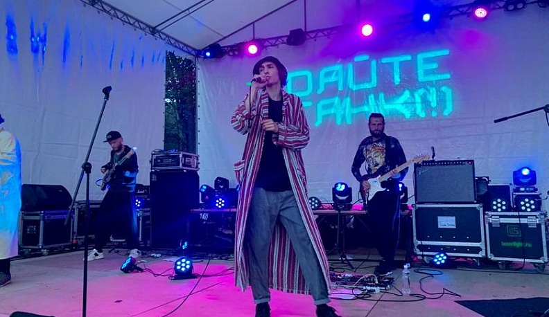 Группа «Дайте танк!» выступила на фестивале под Калугой 