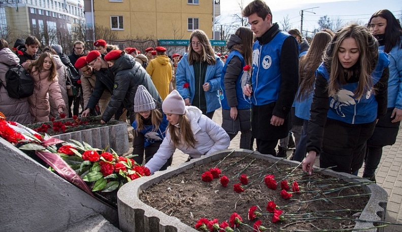 Калужская молодежь отметила Крымскую весну и подержала операцию нашей армии на Донбассе