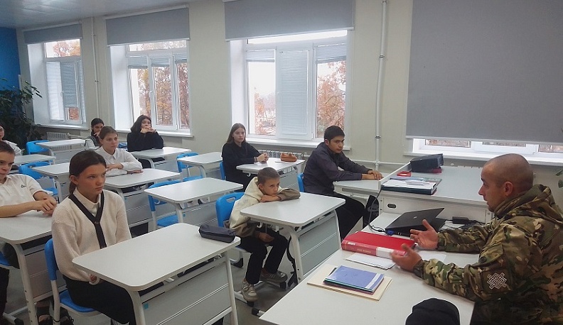 Школьники Жуковского района встретились с героем СВО