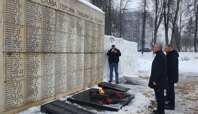 Владислав Шапша возложил цветы к мемориалу «Братская могила» в Думиничском районе