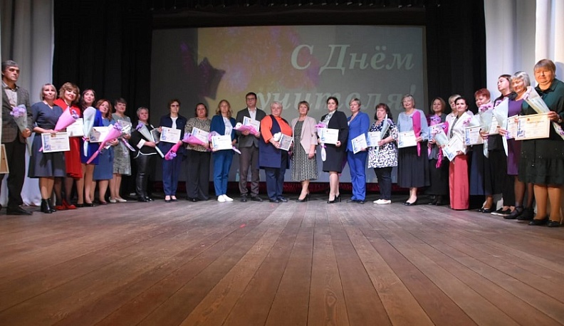 В Людинове чествовали педагогов и ветеранов системы образования