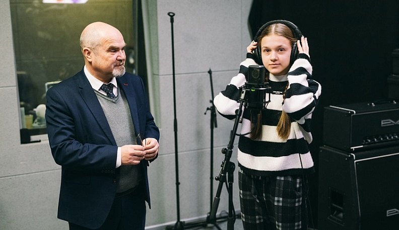 Калужский министр строительства и ЖКХ исполнил новогоднее желание юной певицы