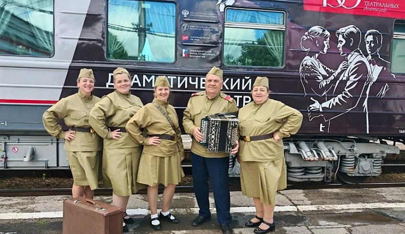 Артисты из Перемышльского округа встретили «Театральный поезд» на вокзале Калуги