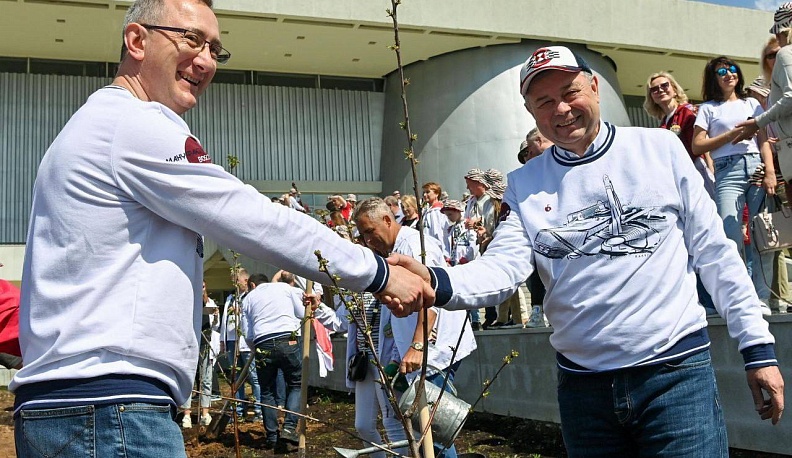 Владислав Шапша поздравил Анатолия Артамонова с 70-летием 