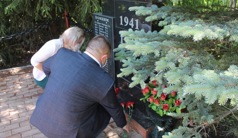 На главных воинских захоронениях Тарусы заполыхали красные гвоздики 