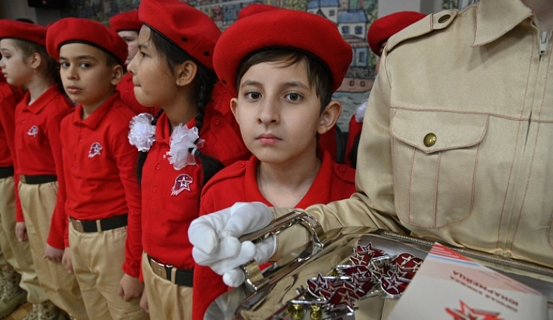 Олимпийский чемпион Никита Нагорный принял калужских школьников в ряды юнармейцев