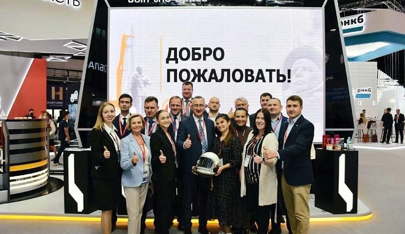 Делегация Калужской области сделала фото на память с ПМЭФ-2021