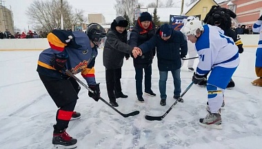 В Перемышле играют в хоккей силовики и госслужащие