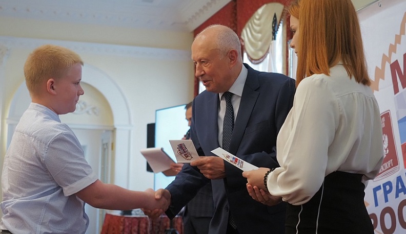 Калужским школьникам вручили паспорта граждан России