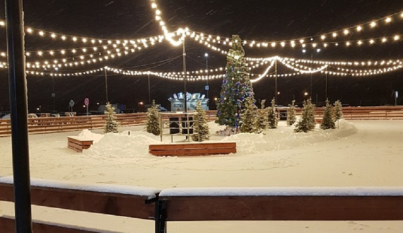 В Калуге около «Глобуса»  открыли каток