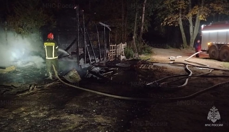 В Тарусском районе дотла сгорел сарай