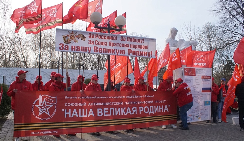 Копию Знамени  Победы развернули в Козельске участники автопробега Наша великая Родина»