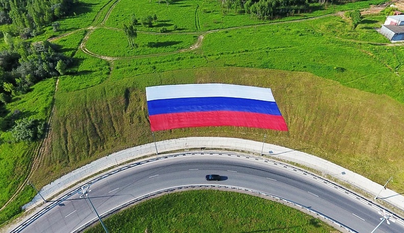 На обходе Калуги развернули триколор