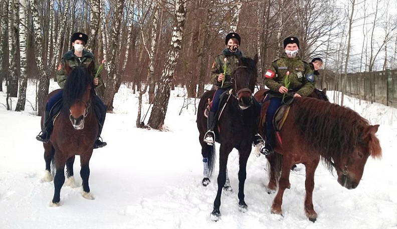 Калужские казаки 8 марта подарили дамам цветы