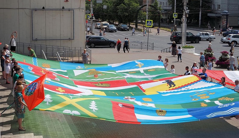 У кинотеатра «Центральный» развернули флаг Калужской области