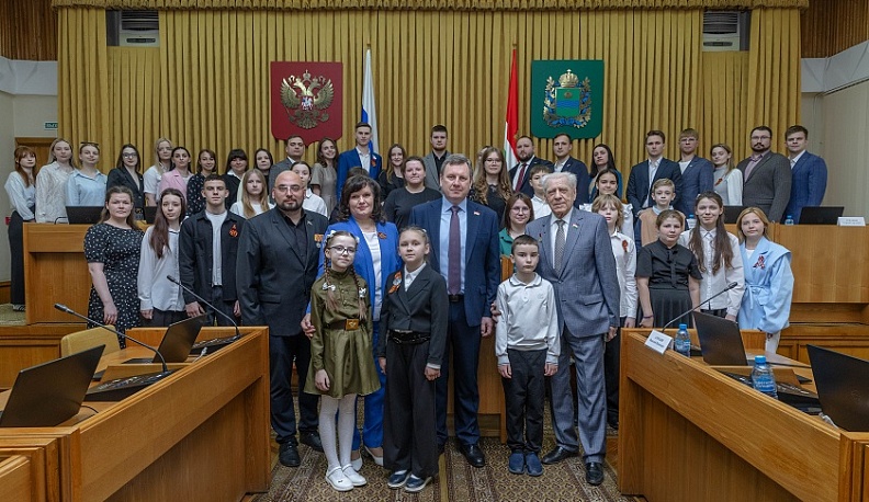 В калужском парламенте наградили призёров конкурса рисунков «Наша Победа»