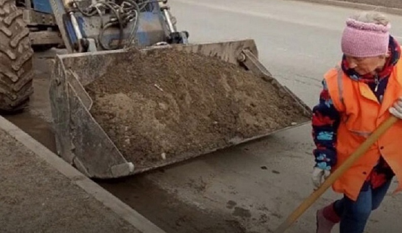 В Калуге коммунальщики начали весеннюю уборку улиц