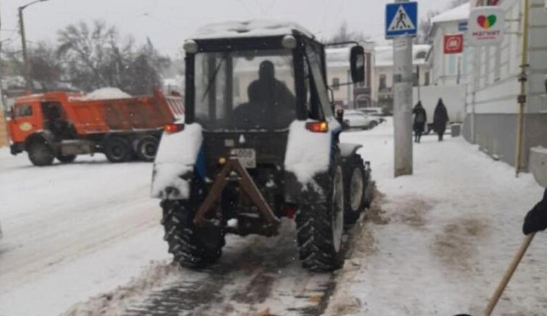 Градоначальник Калуги попросил водителей убрать машины с трех улиц