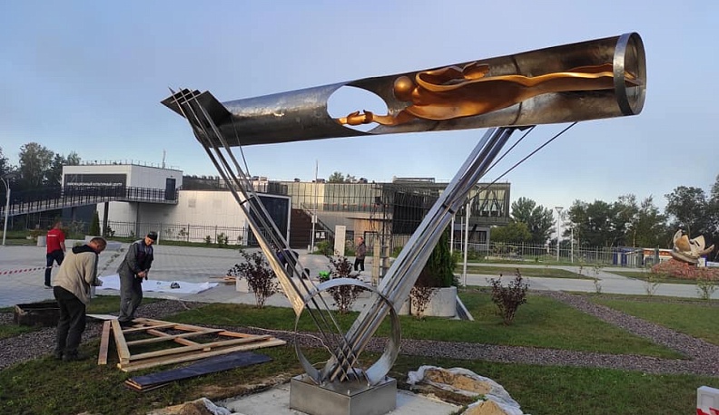 Завтра в сквере калужского музея космонавтики откроют памятный знак «Рукопожатие в космосе»